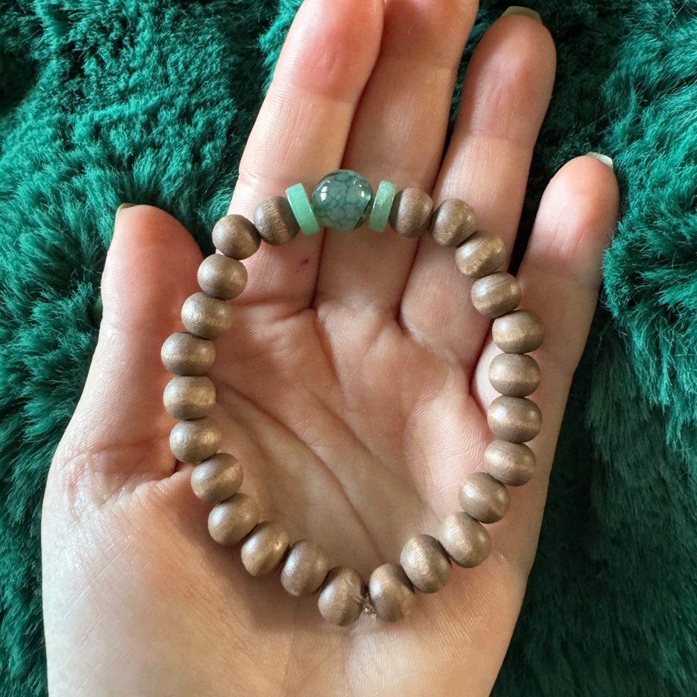 Green Aventurine, dyed agate and brown wood handmade bracelet